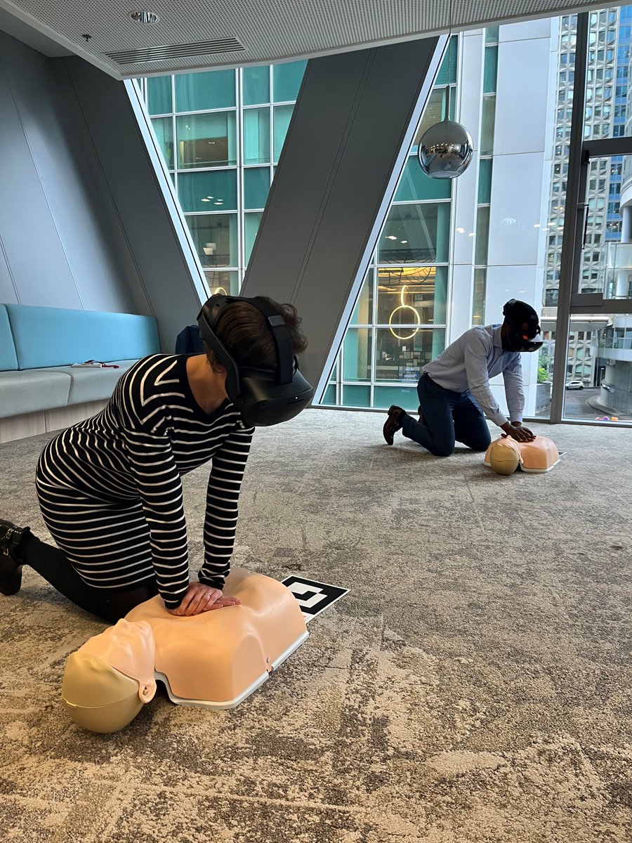 SG_Assurances's tweet image. Se former aux gestes de premiers secours par le biais de la #RéalitéVirtuelle, ça vous parle ? 🎧

Cette année encore, 100 collaborateurs ont vécu l&apos;expérience sur nos 3 sites en France, à l&apos;occasion d&apos;ateliers organisés avec la start-up @dunseulgeste. Munis d’un casque de…