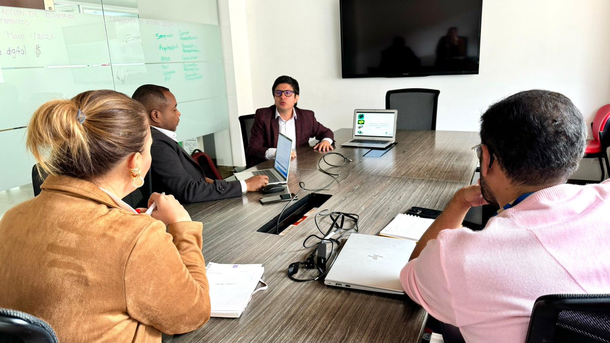 #AEstaHora nos reunimos con la <a href="/Uniquindio/">Uniquindío</a> para encontrar puntos de articulación que apalanquen iniciativas de esta institución como el desarrollo de chips para dispositivos IA, a partir de Grafeno Oxidado ¡Acompañamos a las instituciones públicas para ser #PotencIADigital!