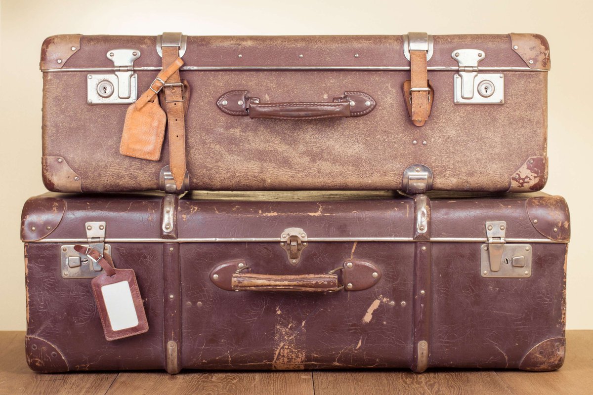 CanEmbIndonesia's tweet image. #DYK? The luggage tag 🧳🏷️, a simple yet essential travel essential, was actually invented by a Canadian! 🇨🇦✈️John Michael Lyons came up with the idea in 1882, allowing travellers to find their luggage easily! #CanadianInnovation #FunFactFriday