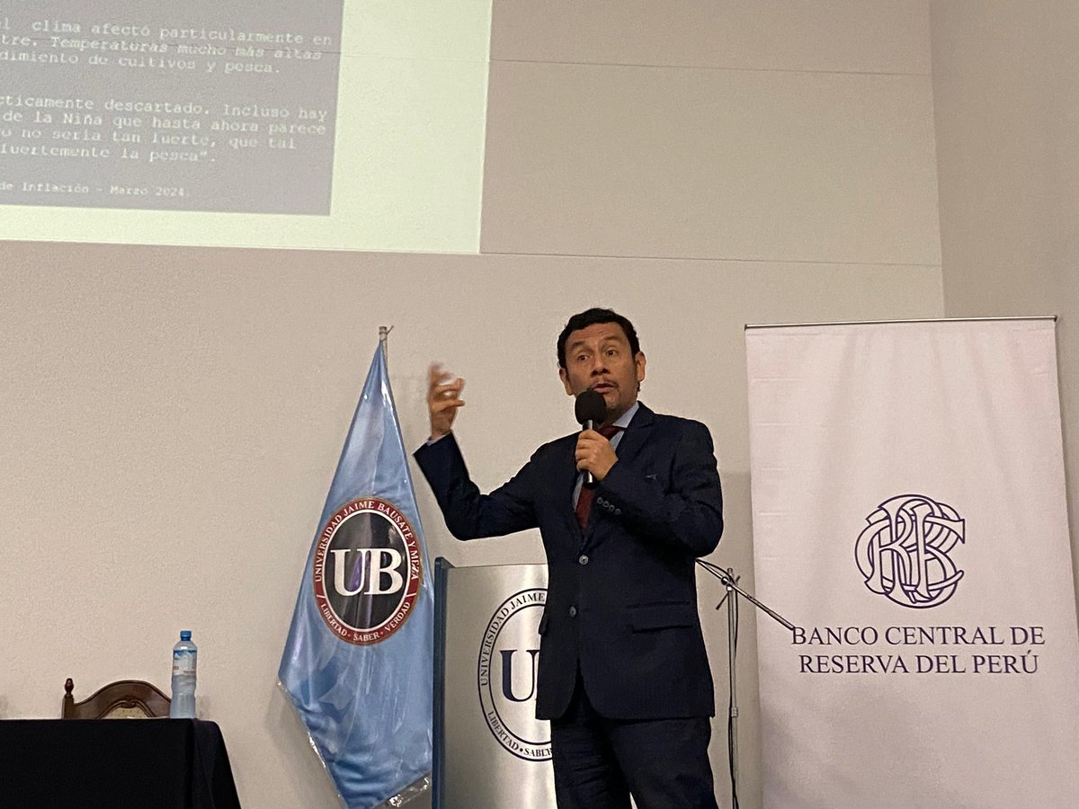 Visionarycor's tweet photo. Jhonny Rojas Blas (Jefe de Prensa del Banco Central de Reserva del Perú): "La #economía resulta difícil para los periodistas, pero la economía rodea a cada uno de los seres humanos en las decisiones que toman para la vida." https://t.co/ycGqVlHvjG