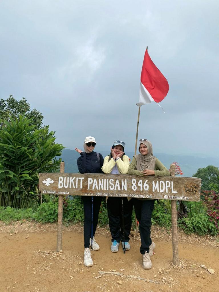 citricsweet's tweet photo. --SOLO HIKING BUKIT PANIISAN SENTUL BOGOR--

mau bikin thread pengalaman solo hiking buat kenangan kenekatan keluar dari zona nyamanku 😚💛🌻 https://t.co/igYLpl3jBl