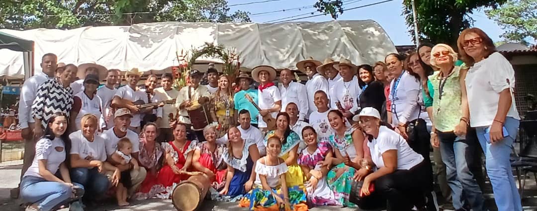 michellyvivas's tweet photo. En la #UPTAEB la comunidad universitaria celebra el Día de San Antonio

...y este año 2024 con la grata visita del Ministro de Cultura @VillegasPoljak

Misa, Procesión y el hermoso Tamunangue con la participación de estudiantes y trabajadores

#UptaebEsCultura

@uptlara @MPPEU_Ve https://t.co/qxUupyqhYQ