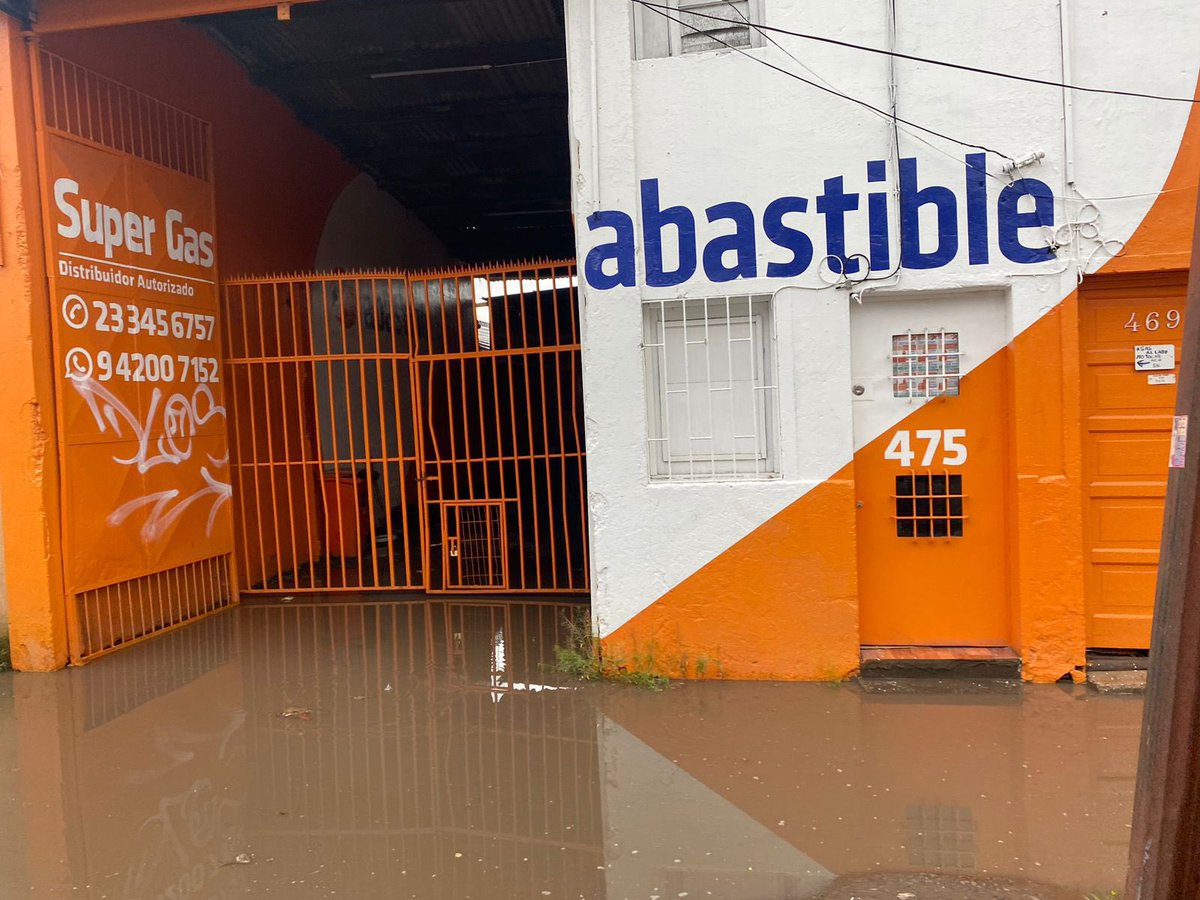 CUCO566's tweet photo. @munquintanormal Así esta María Rozas Velásquez por responsabilidad entre otros por la empresa TECNIFRIO que alzó la vereda en forma irregular cerca de 10 centímetros https://t.co/rbj3ly8gu5