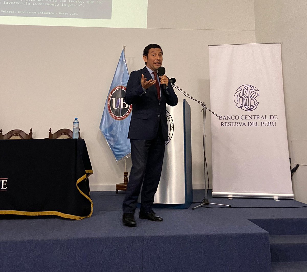 Visionarycor's tweet photo. Jhonny Rojas Blas (Jefe de Prensa del Banco Central de Reserva del Perú): "La función del #BCRP es preservar la #estabilidad #monetaria y el control de la #inflación en el #Perú." https://t.co/Q41OfwEzYA