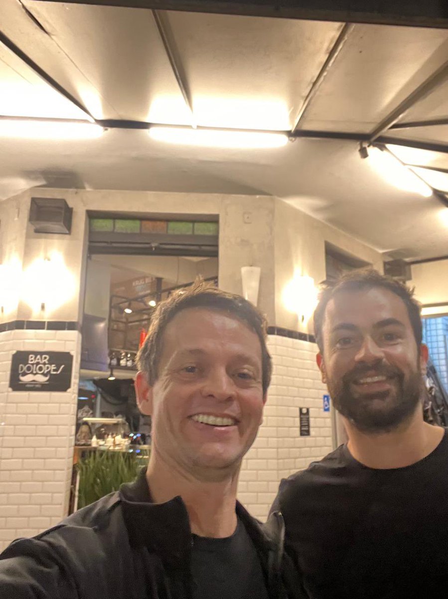 gtinocolh's tweet photo. Esta noite tive o privilégio de conversar por um longo tempo com o amigo @BrunoCarazza, que acaba de lançar o excelente livro “O país dos privilégios - Volume 1”. 

Obrigado pela cópia, Bruno, e também pelo papo e pelo chope!

Um grande abraço! https://t.co/24leyXYYny