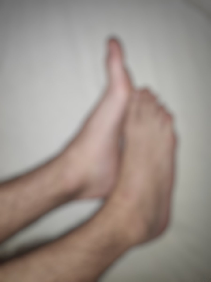 Another special snap for my lovely people! I hope you like it as much as I do 😘👣😍🤩 If you want an unblurred version, don't hesitate and send me a DM 😘

#feet #feetsell #feetseller #seller #buyfeet #feetbuyer #feetpic #feetphoto #sexyfeet #beautiful #sexy #feetworship #hairy