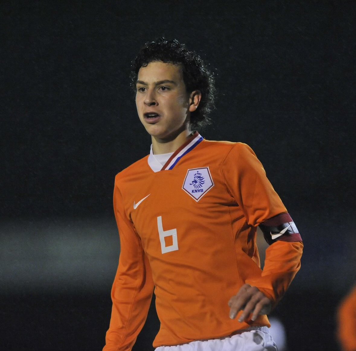 Clue:

Dengkule mlocot waktu selebrasi di GBK setelah bikin gol ke kipernya Persib