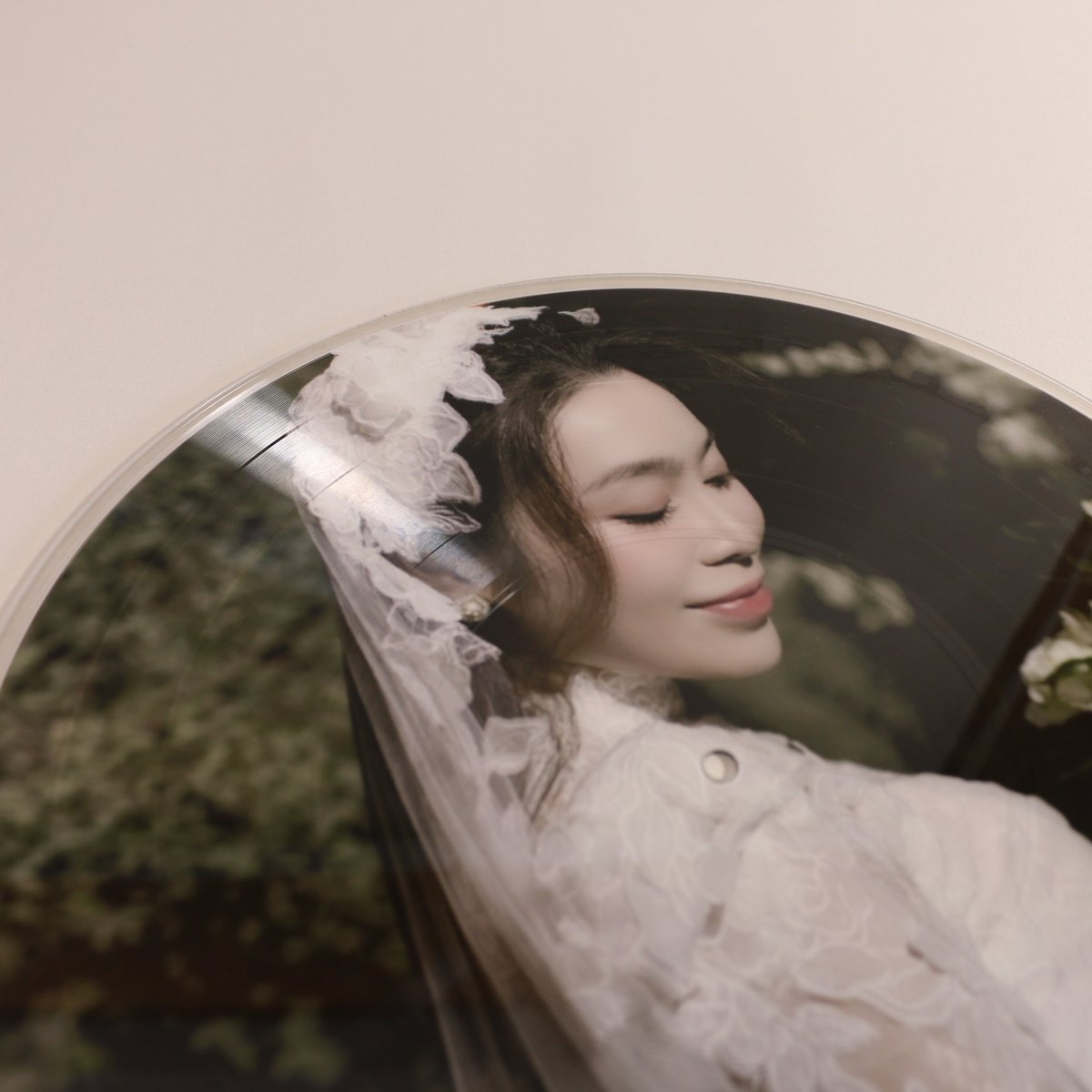 cutnrec's tweet photo. オリジナルレコードを1枚から作れるCUT&amp;RECでは、結婚記念のご注文も多数いただいておりますが、今回はベトナムのお客様から。
結婚式の様子を収めた感動的な1枚に仕上がりました📷
心に残る大切な瞬間をレコードに刻んでみてはいかがでしょうか？
▼詳しくはこちら▼
https://t.co/xCmJVMLnwu https://t.co/QS39CCzUga