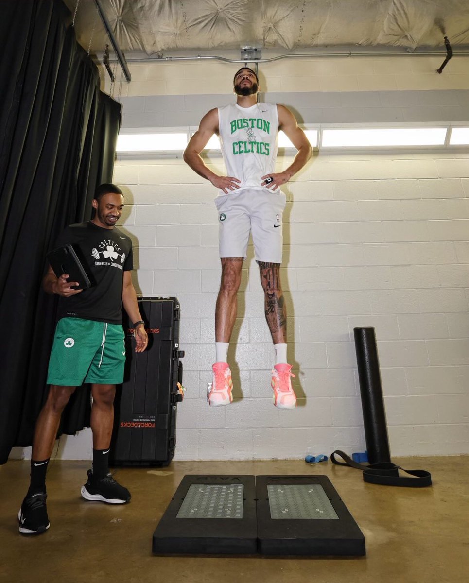 iinangelo's tweet photo. Jayson Tatum can levitate https://t.co/8kYDECQMTQ