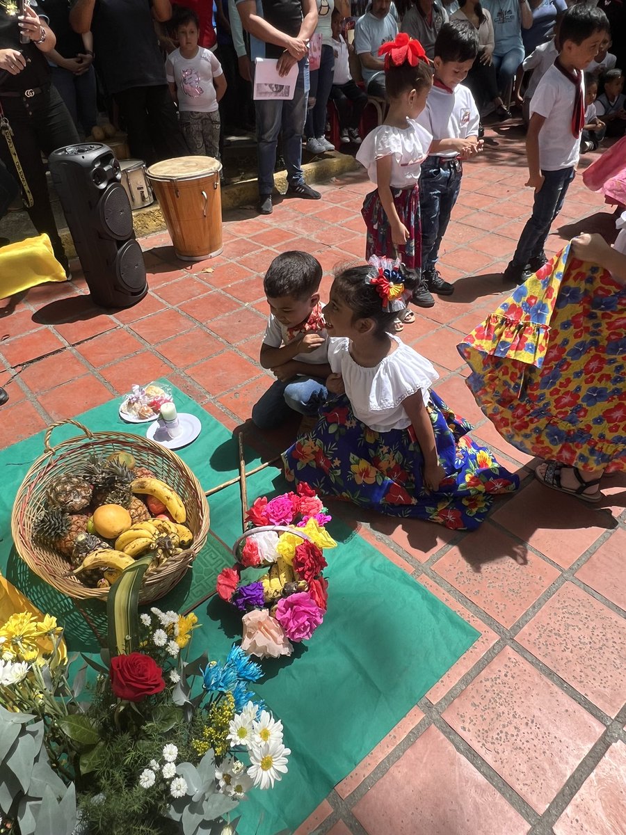 cde_valle's tweet photo. Con Ofrendas, música y bailes, le rendimos homenaje hoy a San Antonio. #ElValleTieneConQue
@_LaAvanzadora 
@CDCECaracas 
@NicolasMaduro https://t.co/9bQAg8psRG