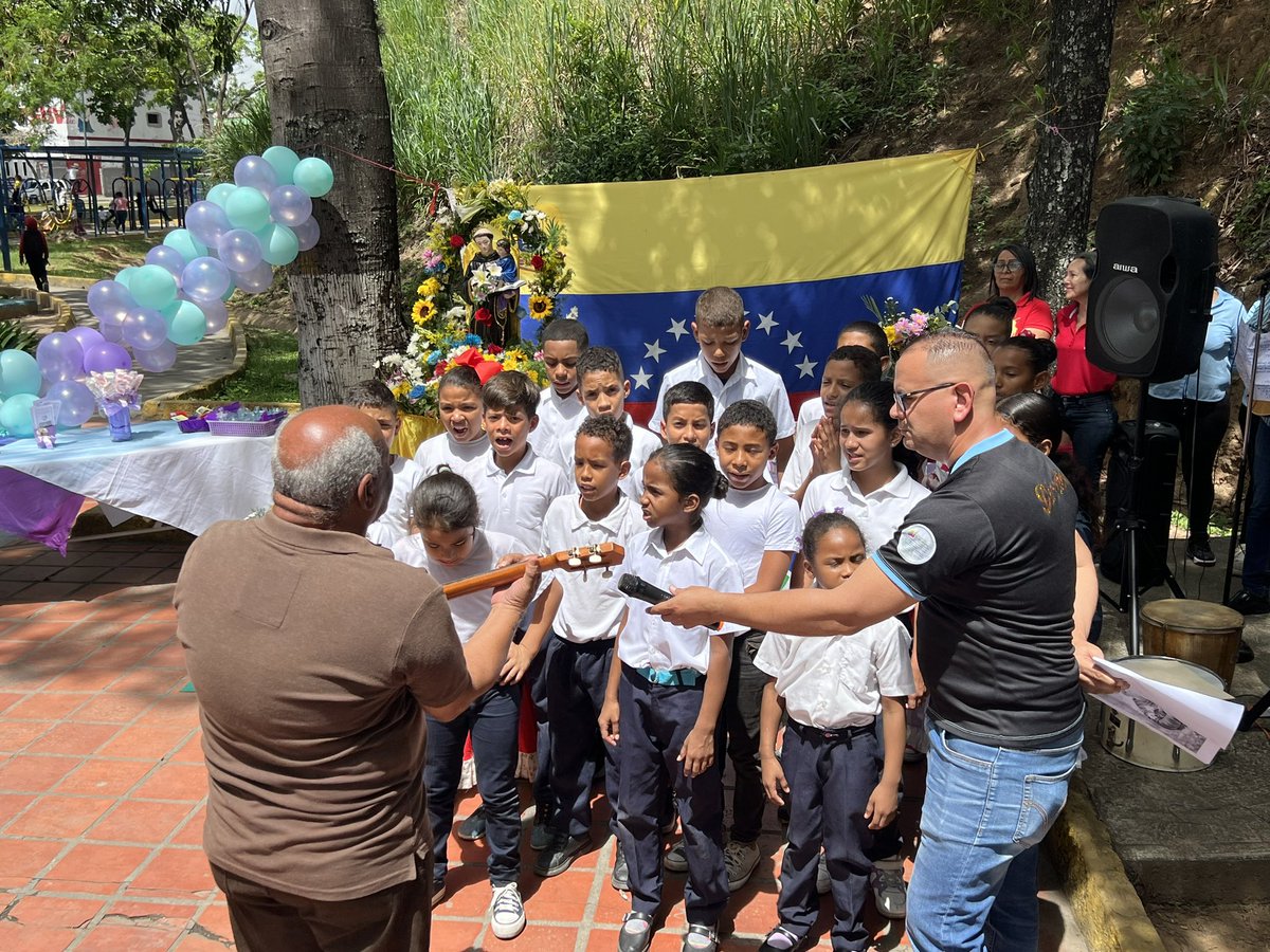 cde_valle's tweet photo. Con Ofrendas, música y bailes, le rendimos homenaje hoy a San Antonio. #ElValleTieneConQue
@_LaAvanzadora 
@CDCECaracas 
@NicolasMaduro https://t.co/9bQAg8psRG