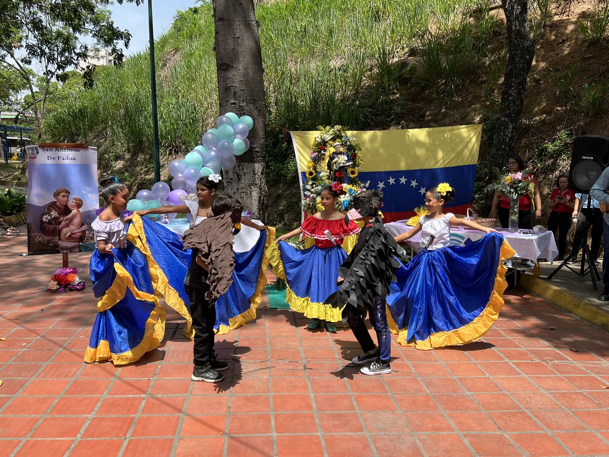 Con Ofrendas, música y bailes, le rendimos homenaje hoy a San Antonio. #ElValleTieneConQue
<a href="/_LaAvanzadora/">Yelitze Santaella</a> 
@CDCECaracas 
<a href="/NicolasMaduro/">Nicolás Maduro</a>