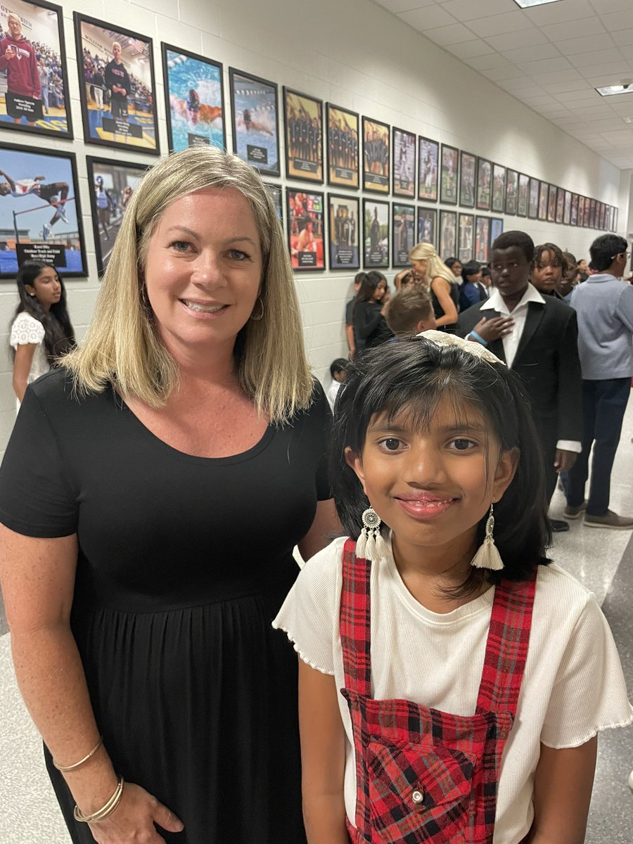 MrsJoyceRLC5th's tweet photo. Congratulations 5th Grade 🎉👏 https://t.co/iESq2xzsqI