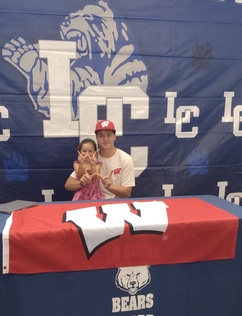 saxon_trey's tweet image. Proud to share this moment with Mason! Go Wisconsin🦡🦡 #WALC