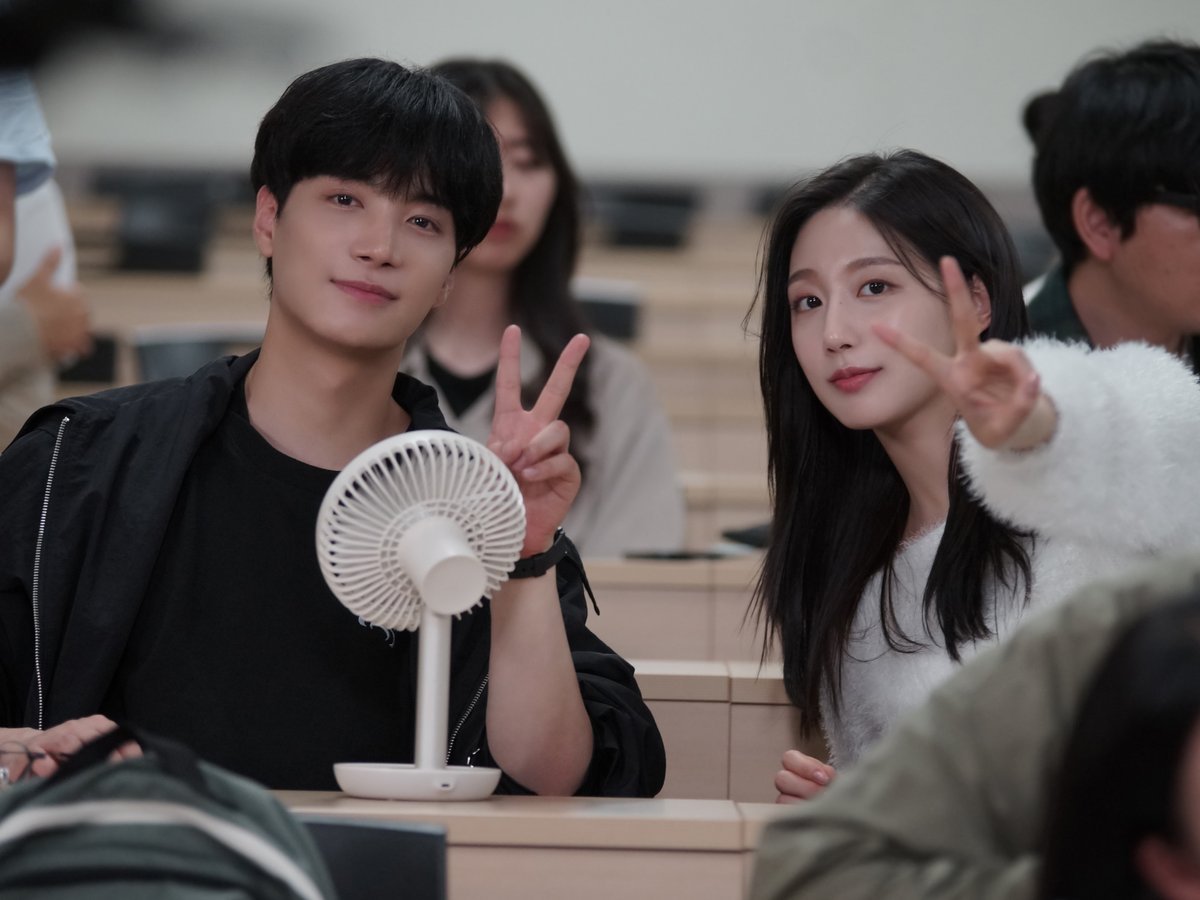 with_SUBLIME's tweet photo. [정예인]

세대를 초월한 우정과 다양한 문제들을
🍀따뜻하고 유쾌하게 그린 '내 친구의 졸업식‘!
학교 최고의 퀸카이자 민구의 첫사랑으로
변신한 배우 정예인의 스틸 공개📸

스트리밍｜U+모바일tv,왓챠

#정예인 #JEONGYEIN
#내친구의졸업식
#써브라임 #SUBLIME https://t.co/QN6Kc6aga2