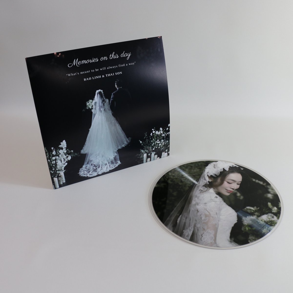 cutnrec's tweet photo. オリジナルレコードを1枚から作れるCUT&amp;RECでは、結婚記念のご注文も多数いただいておりますが、今回はベトナムのお客様から。
結婚式の様子を収めた感動的な1枚に仕上がりました📷
心に残る大切な瞬間をレコードに刻んでみてはいかがでしょうか？
▼詳しくはこちら▼
https://t.co/xCmJVMLnwu https://t.co/QS39CCzUga