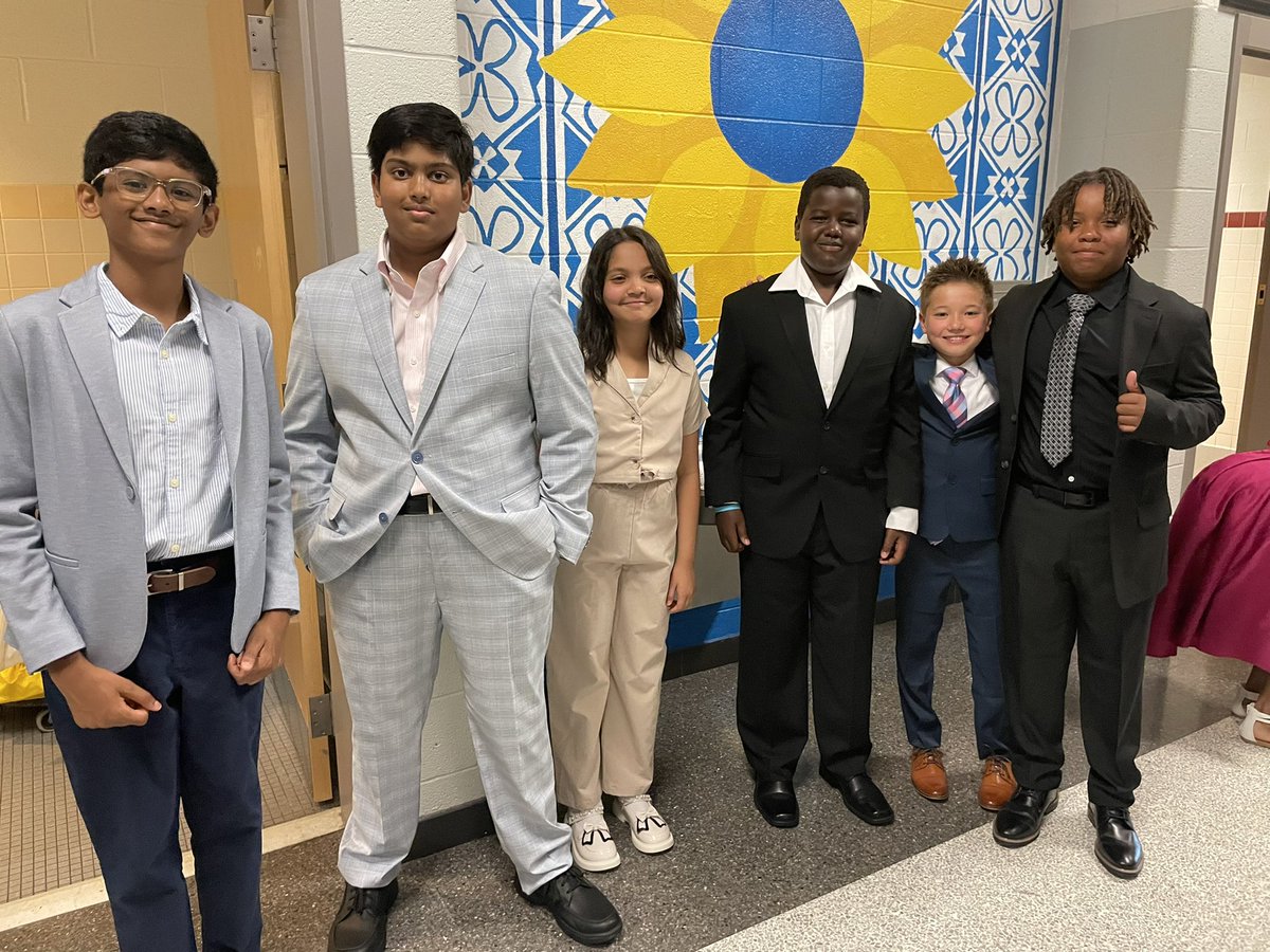 MrsJoyceRLC5th's tweet photo. 5th Grade Promotion Ceremony 👏🎉 https://t.co/bccZnogQ5q