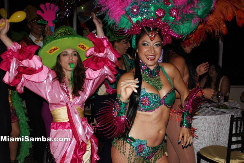 MiamiSamba.com en su fiesta CONTACT 305-298-2380 #miami #miamibeach #bocaraton #palmbeach #hollywoodfl #ftLauderdale #homesteadfl #miamisprings #hialeah #miamihoraloca #miamisamba #miamisambashow #miamivip #calleocho #calleo8 #miamisprings