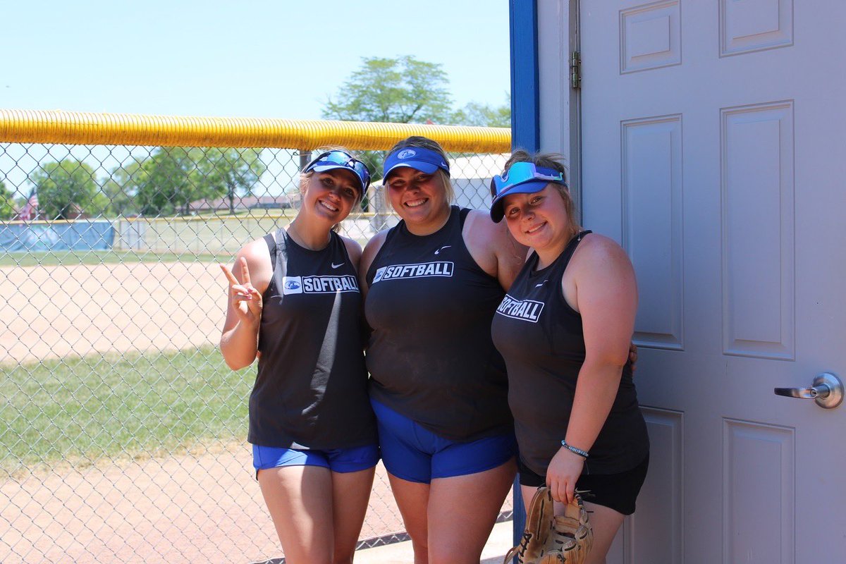 OhioChr_SB's tweet photo. What a better way to spend national softball day then spending it doing something we love!?!? Our blazer camp &amp; mini blazer camp came and showed out today 🔥💙🤍💙🤍 #blazernation https://t.co/aMN9ss3Hmi