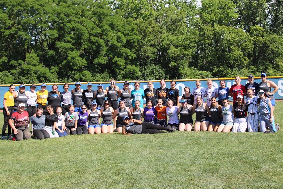 OhioChr_SB's tweet photo. What a better way to spend national softball day then spending it doing something we love!?!? Our blazer camp &amp; mini blazer camp came and showed out today 🔥💙🤍💙🤍 #blazernation https://t.co/aMN9ss3Hmi