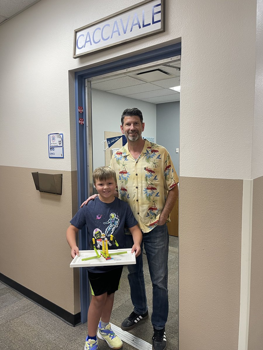 Erath_Miss's tweet photo. Sharing ingenuity and creativity with admin at summer school!#STEM @MirageDVUSD @michelle_coots #DVUSDTech https://t.co/WCiAfmbNll