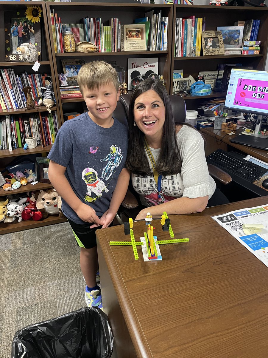 Erath_Miss's tweet photo. Sharing ingenuity and creativity with admin at summer school!#STEM @MirageDVUSD @michelle_coots #DVUSDTech https://t.co/WCiAfmbNll