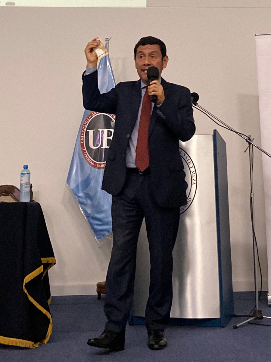 Visionarycor's tweet photo. Jhonny Rojas Blas (Jefe de Prensa del Banco Central de Reserva del Perú): "El #BCRP brinda al ciudadano #billetes fabricados a base de algodón dándole resistencia y autenticidad. Los billetes #falsos están hechos de papel que generalmente usan los #estafadores." https://t.co/2MYP5W2zst