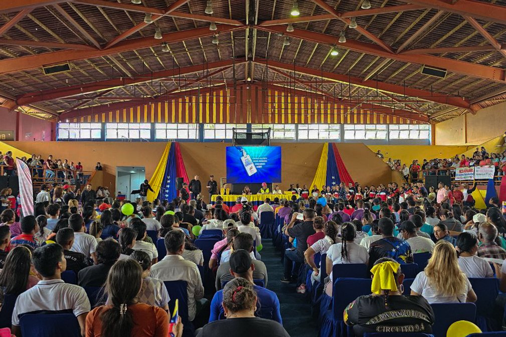 _LaAvanzadora's tweet photo. En Barinas ¡Vamos por más! 

Reconocemos la labor de todo el personal que trabaja por la educación de nuestra Patria, en un acto de justicia social entregamos 703 titularidades a nuevos docentes y 1500 credenciales para administrativos, obreros y cocineras/os de la Patria. https://t.co/JcrkdRAeJZ