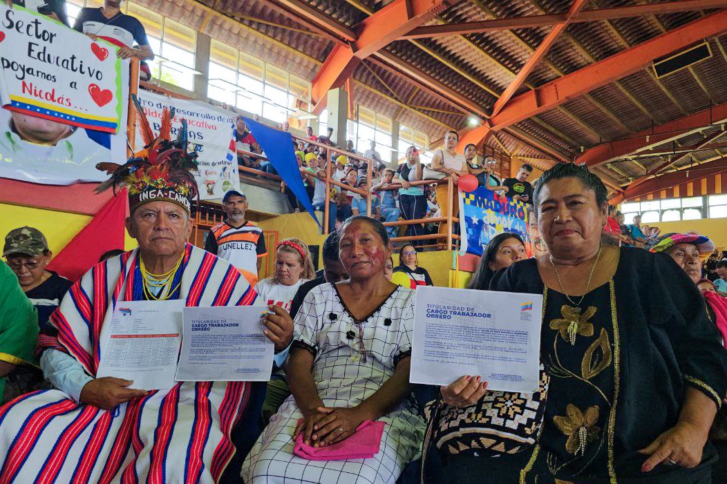 _LaAvanzadora's tweet photo. En Barinas ¡Vamos por más! 

Reconocemos la labor de todo el personal que trabaja por la educación de nuestra Patria, en un acto de justicia social entregamos 703 titularidades a nuevos docentes y 1500 credenciales para administrativos, obreros y cocineras/os de la Patria. https://t.co/JcrkdRAeJZ