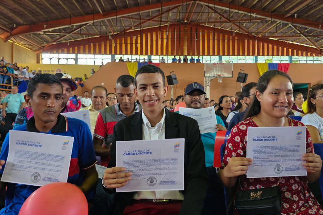 _LaAvanzadora's tweet photo. En Barinas ¡Vamos por más! 

Reconocemos la labor de todo el personal que trabaja por la educación de nuestra Patria, en un acto de justicia social entregamos 703 titularidades a nuevos docentes y 1500 credenciales para administrativos, obreros y cocineras/os de la Patria. https://t.co/JcrkdRAeJZ