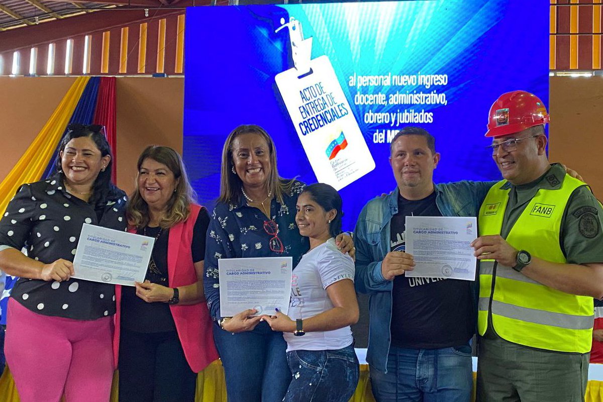 En Barinas ¡Vamos por más! 

Reconocemos la labor de todo el personal que trabaja por la educación de nuestra Patria, en un acto de justicia social entregamos 703 titularidades a nuevos docentes y 1500 credenciales para administrativos, obreros y cocineras/os de la Patria.