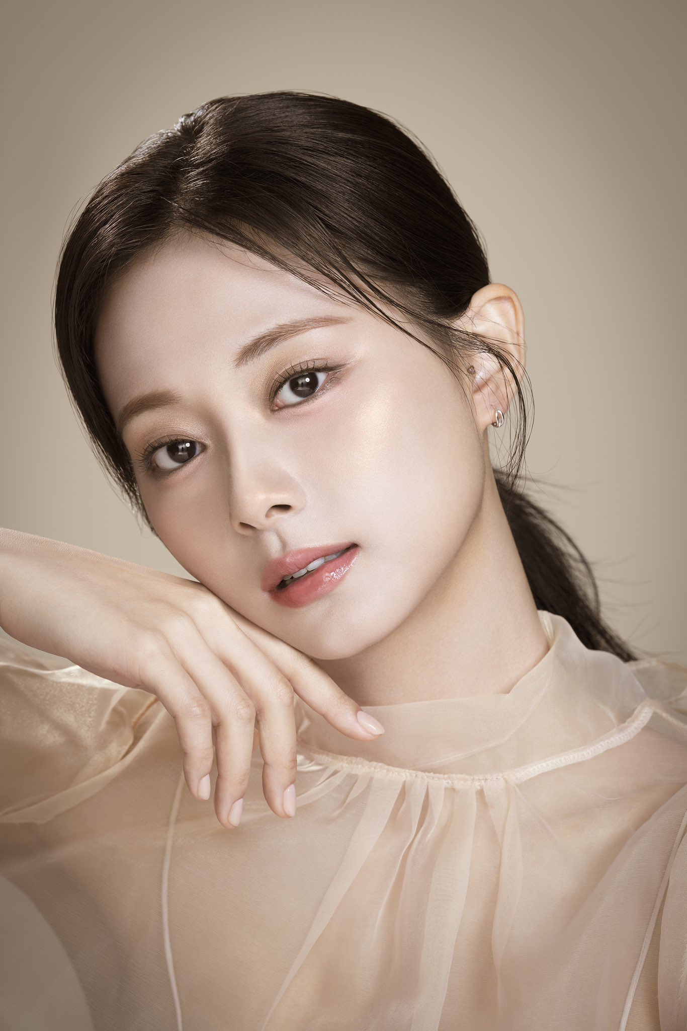 twice tzuyu ツウィ  専用 TWICE Tzuyu wears Max Mara in her own style | Harper's
