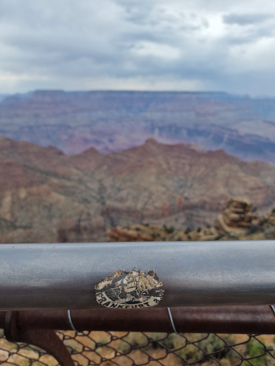 LimAH1412's tweet photo. @Zambrine5 Frankfurter sind überall. Auch am Grand Canyon 😊. Fast so gut wie Hasebe sehen. https://t.co/HaOD6O2N61
