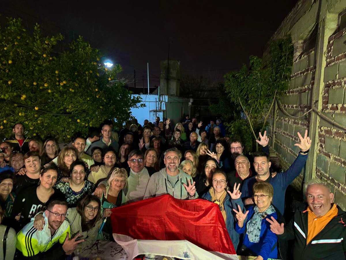 El equipo de la Seccional 11! 👊 En la casa de Stella, en Las Palmas, los militantes dejaron claro que hay que fortalecer la identidad de la UCR, piden una oposición real y que el radicalismo transite por la avenida del medio, lejos de los polos populistas de izquierda y derecha.