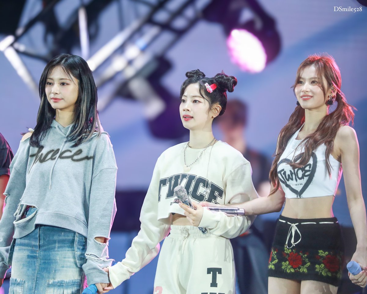 231104 호주

💙🤍💜

#사나 #サナ #SANA
#다현 #ダヒョン #DAHYUN 
#쯔위 #ツウィ #TZUYU
#원스의_여름빛_쯔위
#HappyBirTZUday
<a href="/JYPETWICE/">TWICE</a>