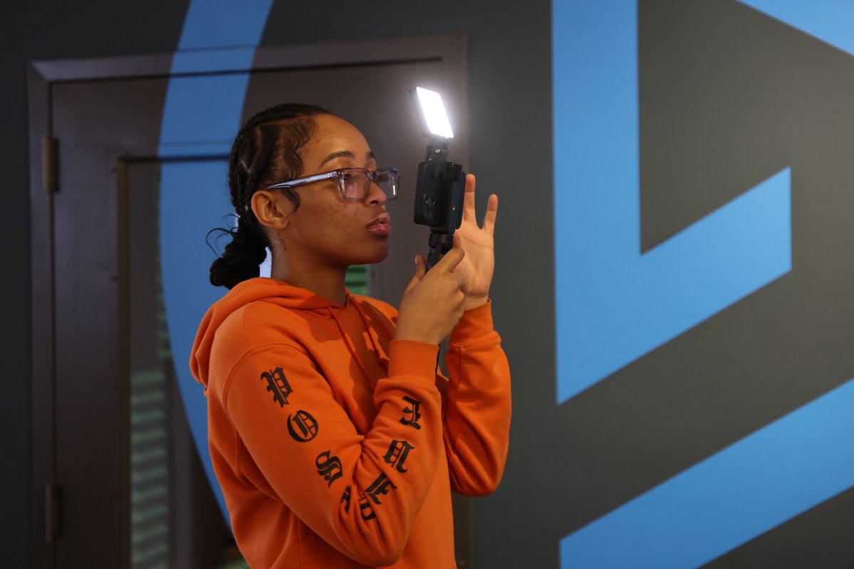 BohoChickProd's tweet photo. Young filmmakers, looking for an unforgettable experience this Saturday? Join us at @MayslesCinema on 6/15 from 1-5pm for Harlem Family Day w/@reelsisters! Learn how to create captivating content with a smartphone in a workshop presented by @ReelWorks!
https://t.co/VdEuheiSuP https://t.co/Ygk4bYLIK5