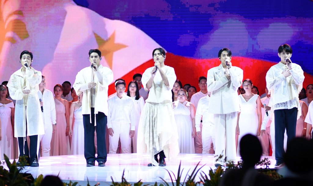 isahconstant's tweet image. A&apos;tin, have you ever thought how lucky we are that we&apos;re living in the same timeline as our Mahalima? I mean, to know this group of amazing, talented, patriotic, hardworking, goal-driven, and most of all, down-to-earth individuals, it&apos;s such a big win. 💙 

@SB19Official #SB19