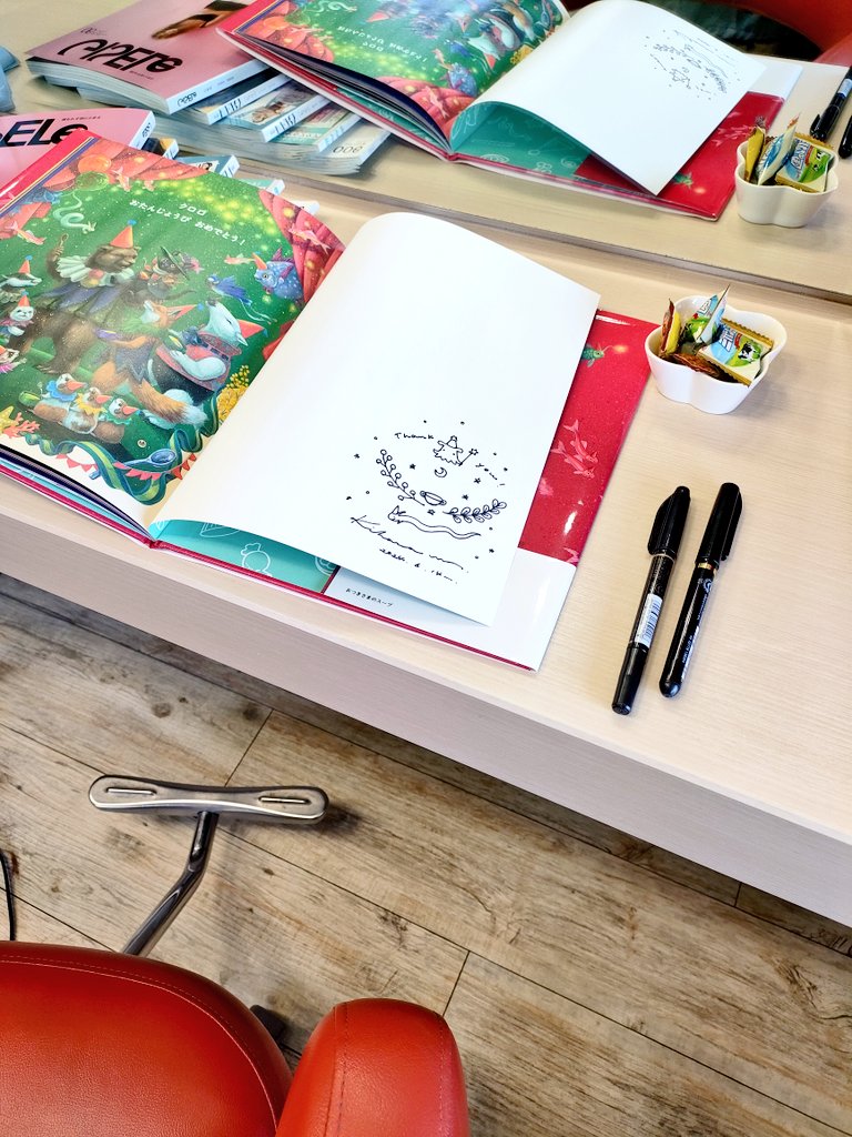 「美容院に行って久しぶりに髪を切ってもらったら、スタッフさんが絵本を持ってきてくれ」|木原未沙紀 𓆑のイラスト