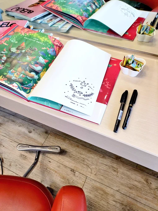 美容院に行って久しぶりに髪を切ってもらったら、スタッフさんが絵本を持ってきてくれて、サイン入れさせて貰いました 嬉しい〜  『おつきさまのスープ』書店で是非見つけて下さい。