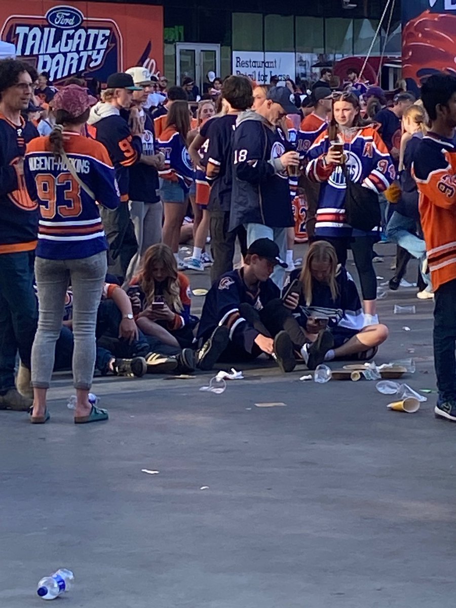 Tough vibes after 2. 
But they’re lined up 12 deep for a pic with Mama Stanley. 
#oilers