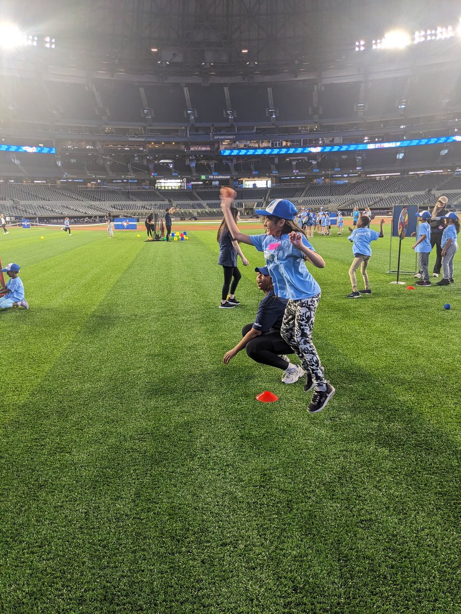 Mrs Hutchinson tweet media