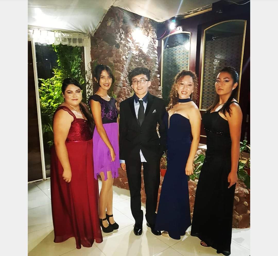 Michelle_apcr's tweet photo. Ayer estaba viendo una peli, la trama es de las cosas por hacer que tienen los adolescentes antes de entrar a la uni, me acordé de mi prepa, extraño esas épocas, sin embargo estoy viviendo a toda madre mi adultez joven, gracias a mis amistades, familia y noviecito 🥰 los amo 🫶🏻 https://t.co/M1OaGeZdAg