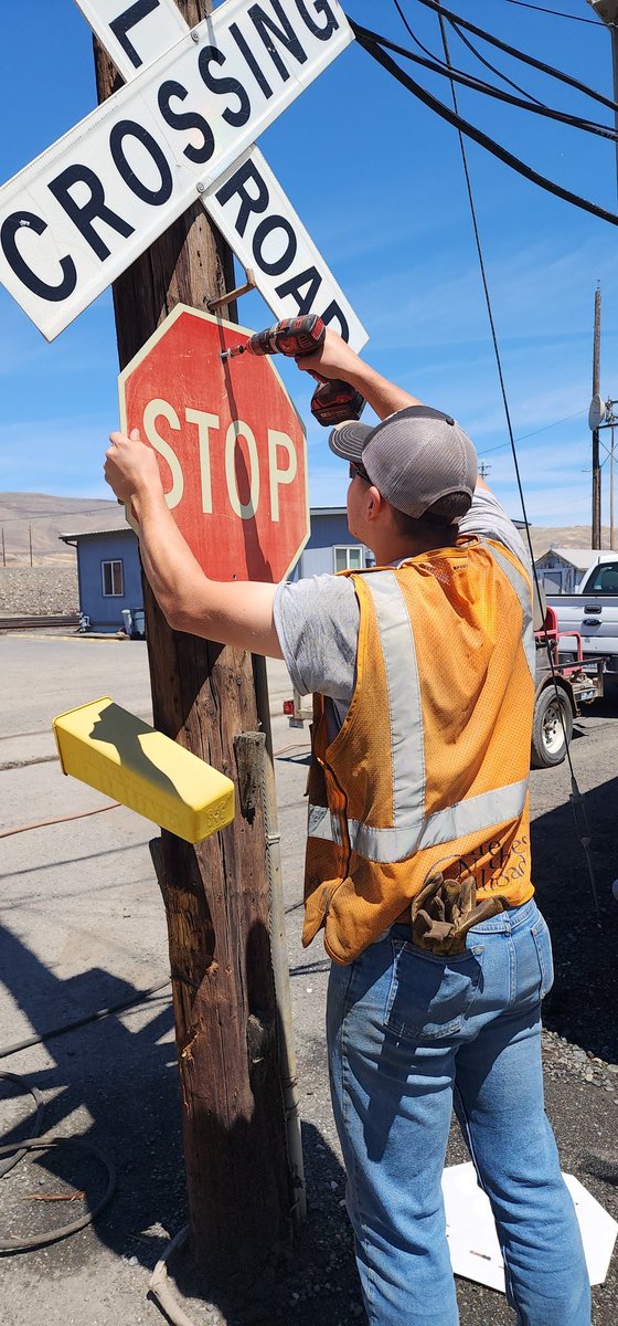 BobbyBakerJr2's tweet photo. The Great Northwest Railroad continues to create a culture of change. Our TS&amp;IC team prepares our buildings for some fresh paint and old discolored signage is replaced.  @WatcoRail ##SafetyCulture #TS&amp;IC #GRNW #NewLook #TeamWork https://t.co/AarnI1QV8Y