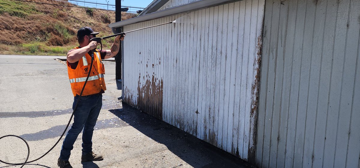 BobbyBakerJr2's tweet photo. The Great Northwest Railroad continues to create a culture of change. Our TS&amp;IC team prepares our buildings for some fresh paint and old discolored signage is replaced.  @WatcoRail ##SafetyCulture #TS&amp;IC #GRNW #NewLook #TeamWork https://t.co/AarnI1QV8Y