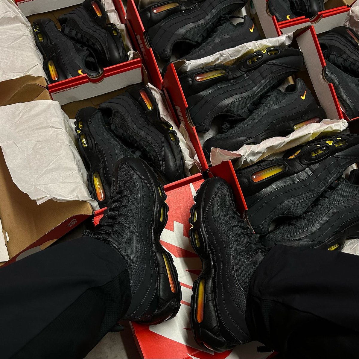 Sneaker News tweet media