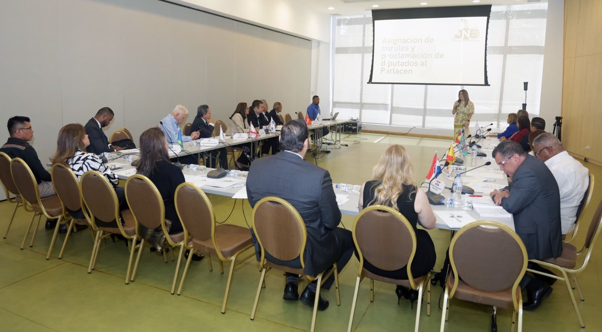 JuntaNE2024's tweet photo. En una reunión formal y técnica, la Junta Nacional de Escrutinio explicó a los representantes de los candidatos presidenciales el mecanismo legal y matemático de la asignación de las 20 curules al Parlamento Centroamericano tras las elecciones del 5 de mayo de 2024. https://t.co/SPVWfmh32j