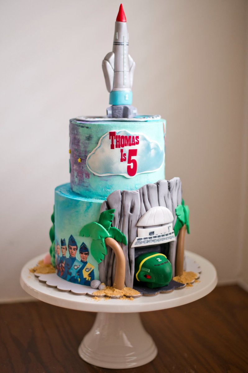 SaskiaJoy's tweet photo. @ImJamieAnderson I made a cake. #Thunderbirds #Thunderbirdscake https://t.co/kfbT7gxvLY