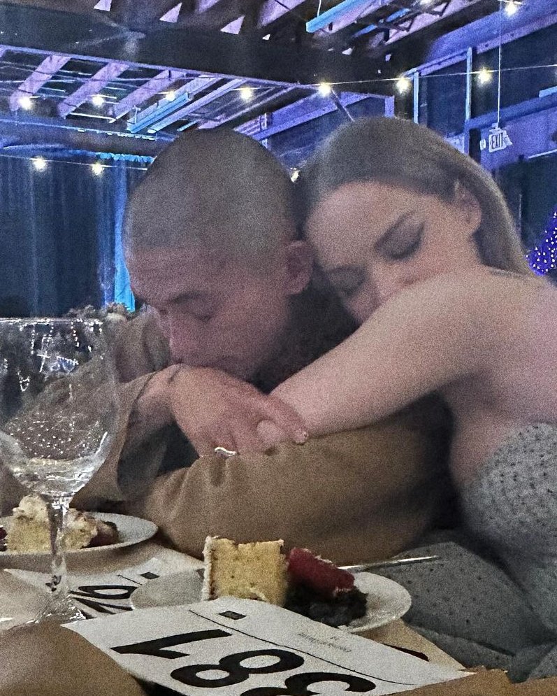 radioactivnoe_b's tweet image. &quot;Damiano&apos;s girlfriend&quot; is drunk sleeping on another man&apos;s shoulder. Strange thing is that no one has made secret of it, right? In complex this is propaganda of sexual promiscuity, unhealthy lifestyle and other shit

#influencers #society #BadExamples