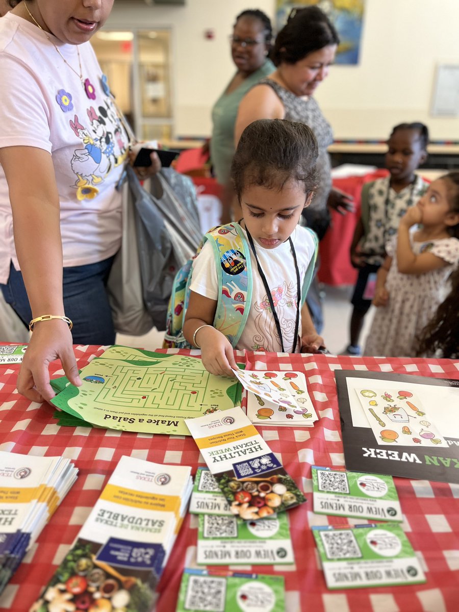 gisdnutrition's tweet photo. ๐
Today we paired with #brighterbites for #HealthyTexan week! We played games, sampled summer salads and provided new healthy recipe ideas for families @Parsons_Pandas
#goodfoodgoodmove #summermeals #newrecipes #chefkevin https://t.co/39BPy5JseR