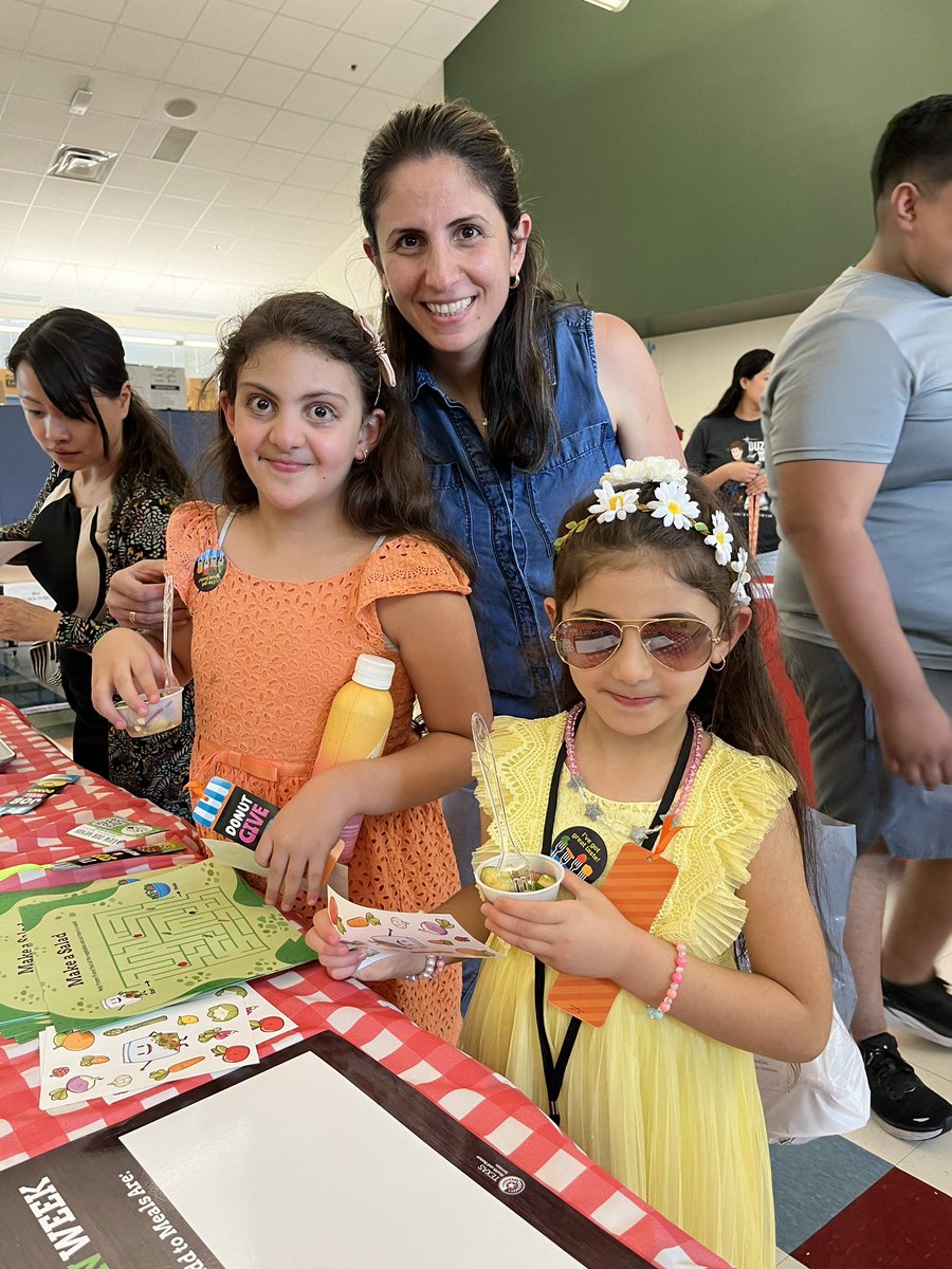 gisdnutrition's tweet photo. ๐
Today we paired with #brighterbites for #HealthyTexan week! We played games, sampled summer salads and provided new healthy recipe ideas for families @Parsons_Pandas
#goodfoodgoodmove #summermeals #newrecipes #chefkevin https://t.co/39BPy5JseR